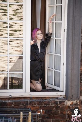 (Suicide Girls) Dolphie – Flux lumineux