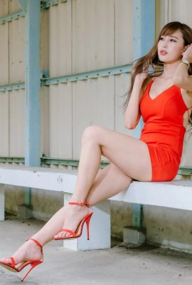 (Série supplémentaire Beautiful legs) Modèle de beauté aux longues jambes Abby, robe rouge, jupe courte, talons hauts et belles jambes, prise de vue en extérieur (115P)