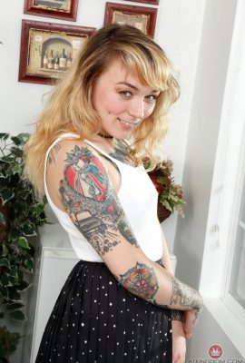 L'adolescente amateur tatouée Felicia Fisher dévoile sa chatte poilue dans un solo (20P)