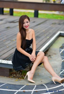 (Série Taiwan Model Beautiful Legs) Laura Ku, mannequin de beauté aux longues jambes, en robe à épaules dénudées, jupe courte, talons hauts et belles jambes, photo en extérieur (49P)