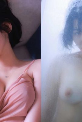 Une jolie fille aux cheveux courts prend un bain dans la salle de bain à la maison avec des « seins collés sur le verre » et ses seins blancs, tendres et beaux palpitent (11P)