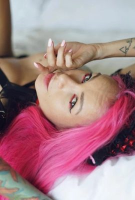 (Suicide Girls) – 2021-09-19 Kitty dessinant le logo SG – Iamdollhead