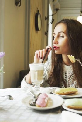 L'épidémie actuelle chez les filles vous rappelle de ne pas toucher vos yeux, votre bouche ou votre vagin après avoir mangé Sandy A (123P) !